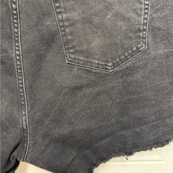 Torrid Plus Size Mid-Rise Mid Shorts Plus Size Black Raw Edges 24 - Picture 5 of 8
